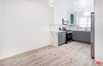 722 Lincoln Blvd in Santa Monica, CA - Foto de edificio - Building Photo