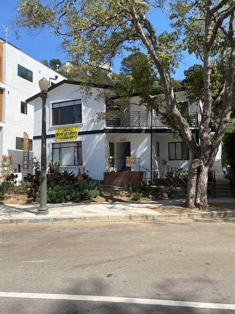 858 Moraga Dr in Los Angeles, CA - Building Photo