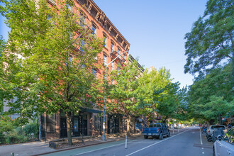 516 E 13th St in New York, NY - Foto de edificio - Building Photo