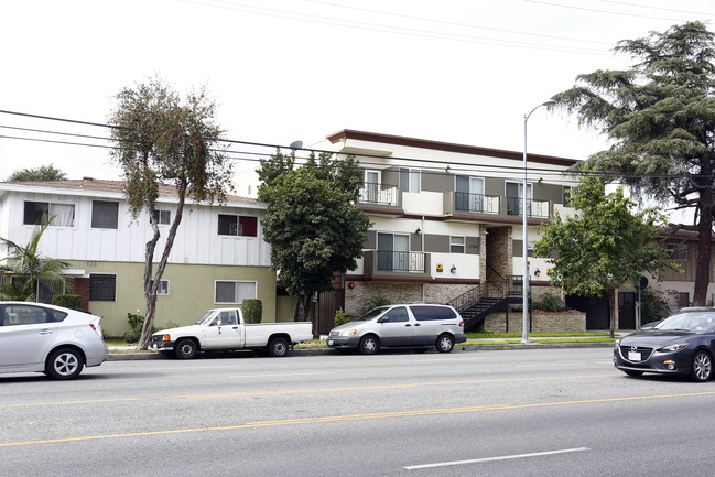 13748 Sherman Way in Van Nuys, CA - Foto de edificio - Building Photo