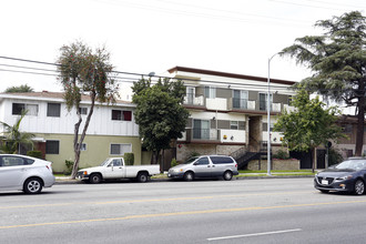 13748 Sherman Way in Van Nuys, CA - Building Photo - Building Photo