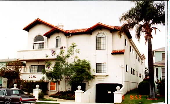 7025 Flight Ave in Los Angeles, CA - Building Photo - Building Photo