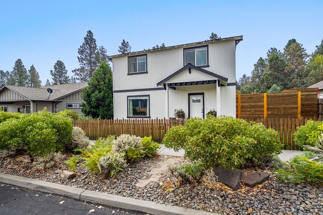 20015 Sorrento Pl in Bend, OR - Building Photo