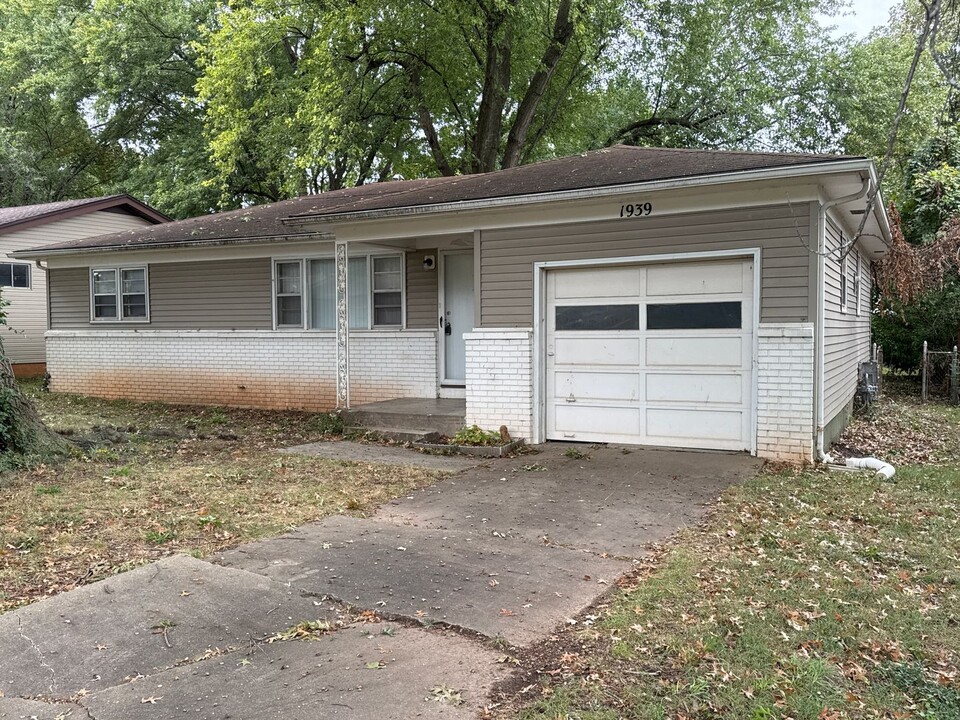 1939 S Broadway Ave in Springfield, MO - Foto de edificio