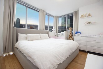 4620 Center Blvd in Long Island City, NY - Building Photo - Building Photo