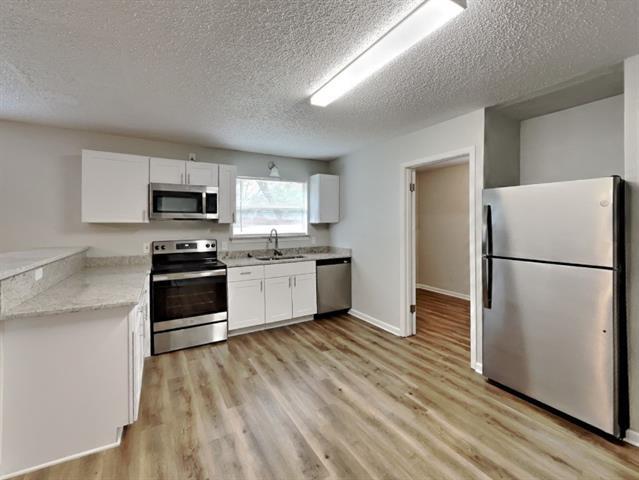825 Livingston Dr in Hurst, TX - Building Photo - Building Photo