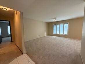 810 W Lakeside Plaza in Hoffman Estates, IL - Building Photo - Building Photo