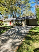 1901 Kenwood Rd SE in Smyrna, GA - Building Photo