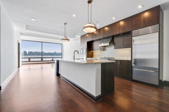 9 Somerset Ln in Edgewater, NJ - Building Photo - Building Photo