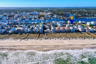 714 Canal Dr in Carolina Beach, NC - Foto de edificio - Building Photo