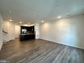 13727 Endeavour Dr in Herndon, VA - Foto de edificio - Building Photo