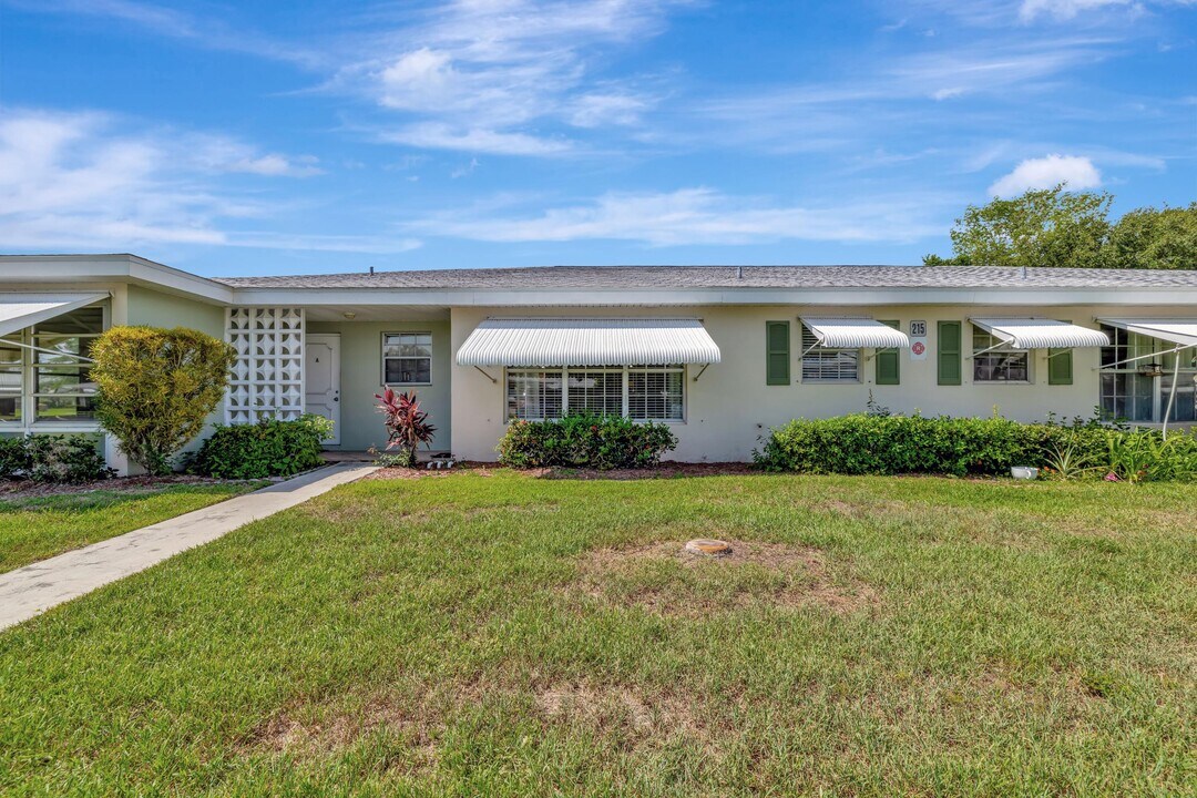 215 Manatee Ln in Fort Pierce, FL - Building Photo