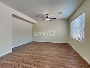10822 Elfstrom Ave in Las Vegas, NV - Building Photo - Building Photo