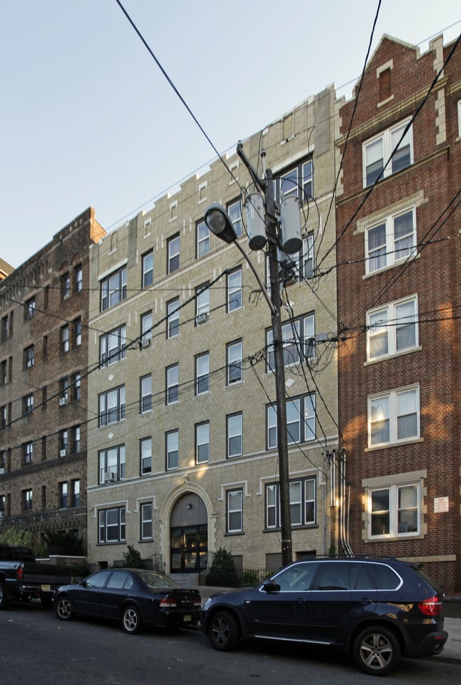 137 Kensington Ave in Jersey City, NJ - Building Photo - Building Photo