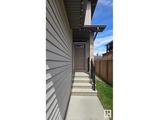 1105-133A 33a St NW in Edmonton, AB - Building Photo - Building Photo
