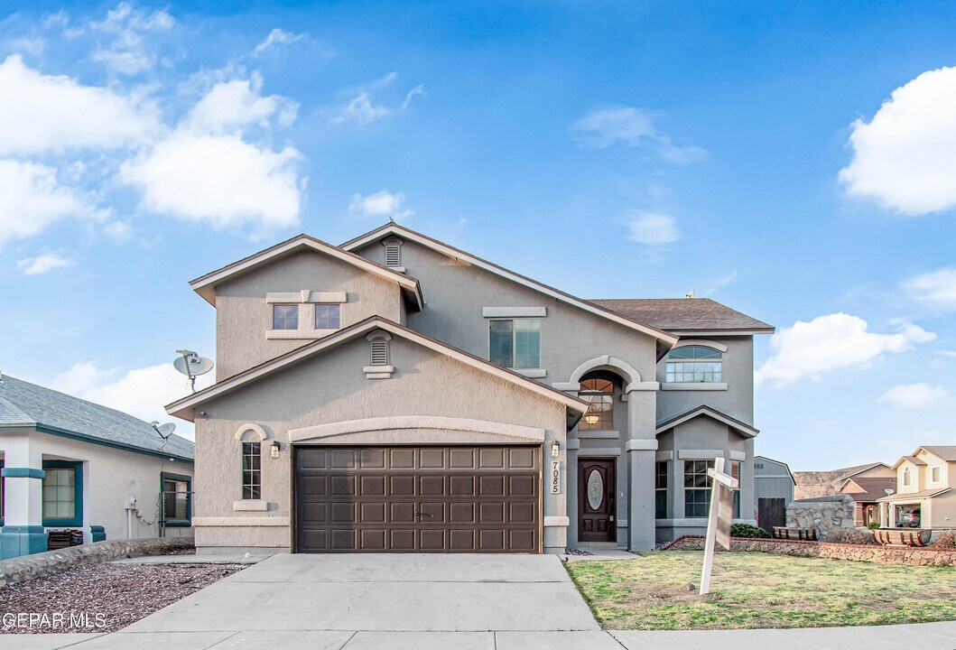 7085 Century Plant Dr in El Paso, TX - Building Photo