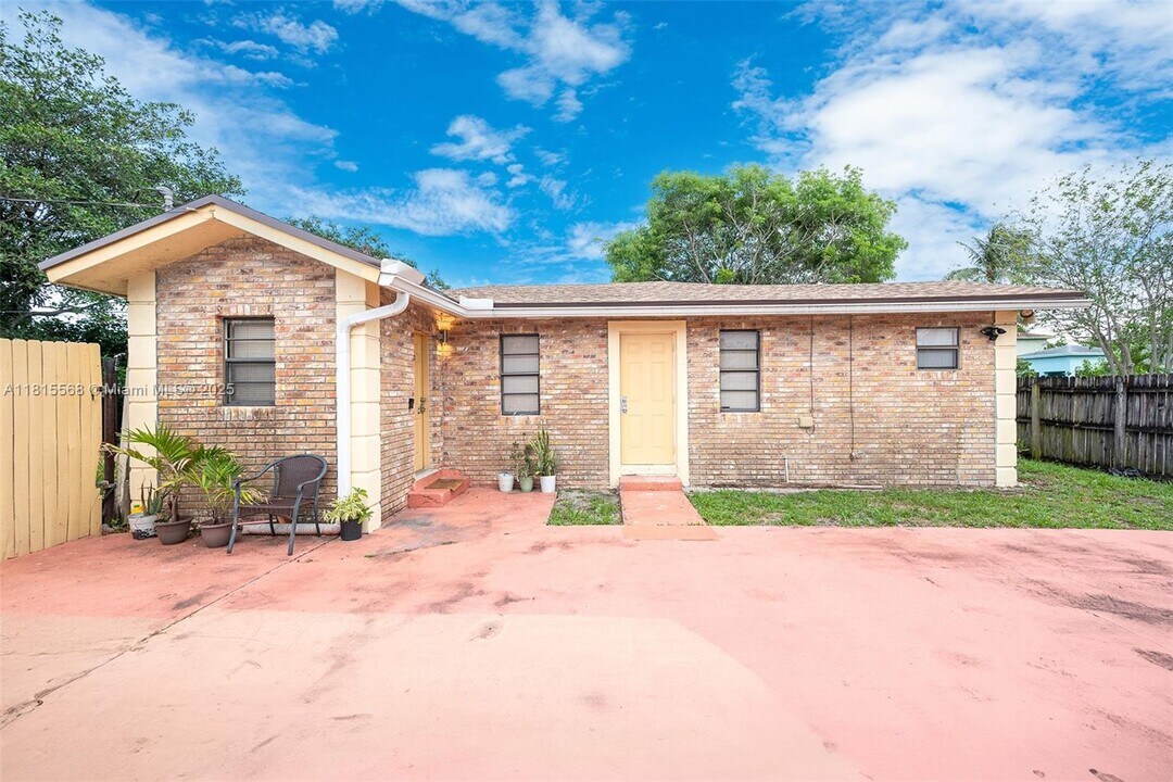 2420 NW 22nd Rd in Fort Lauderdale, FL - Building Photo