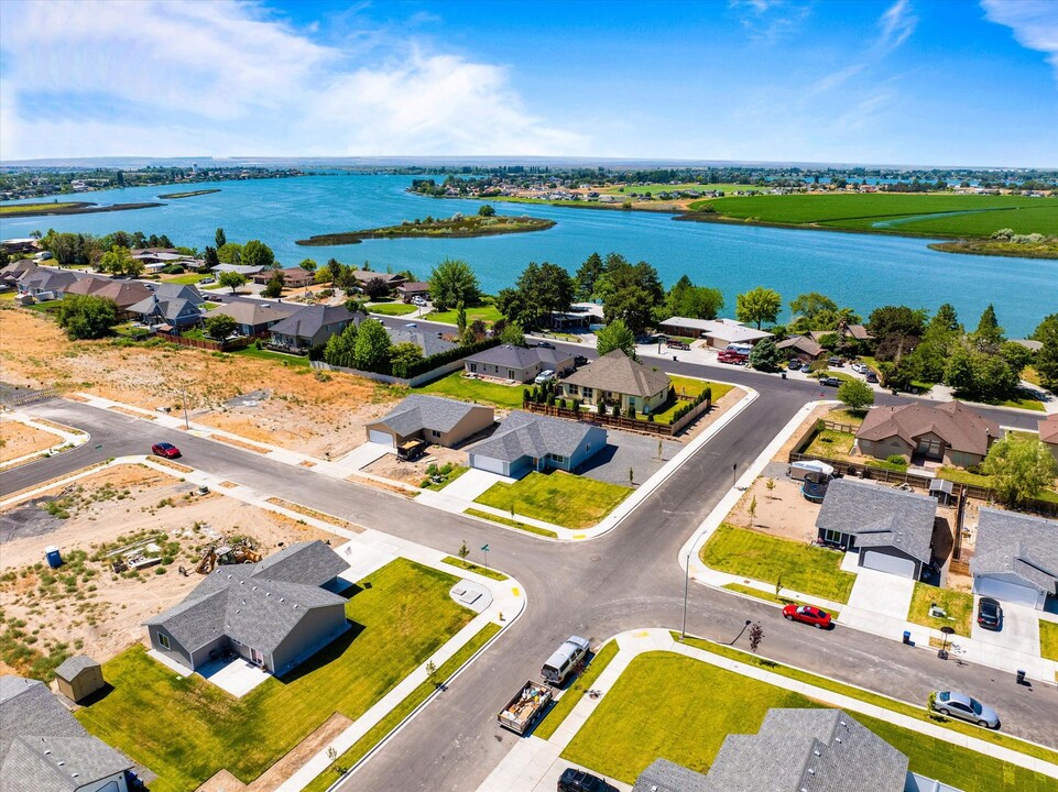 318 N Saratoga Wy in Moses Lake, WA - Foto de edificio