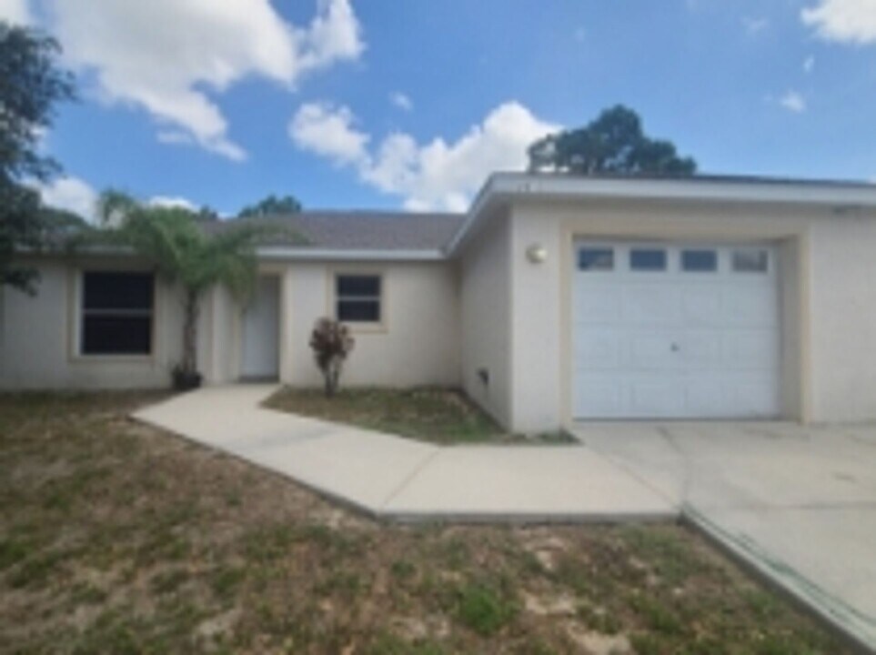 4610 Douglas Ln in Lehigh Acres, FL - Building Photo