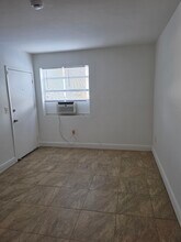 742 NW 5th Ave, Unit Apartment 1 in Miami, FL - Building Photo - Building Photo