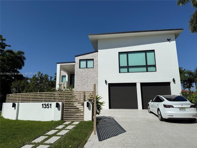 1351 S Venetian Way in Miami Beach, FL - Building Photo - Building Photo