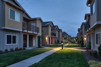 Four Seasons Central in Vancouver, WA - Building Photo - Building Photo