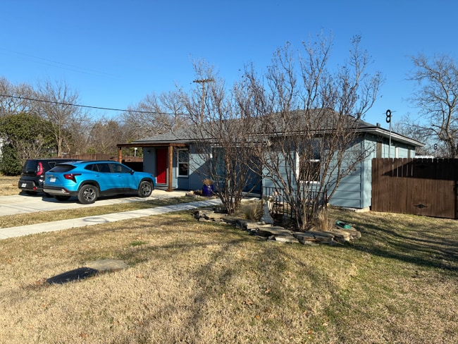 404 Bryson St in Waxahachie, TX - Foto de edificio - Building Photo