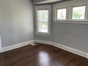 1 W Franklin St, Unit Apt 2 in Bound Brook, NJ - Foto de edificio - Building Photo