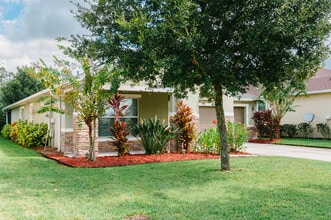 208 Grande Lake Dr in Daytona Beach, FL - Building Photo - Building Photo