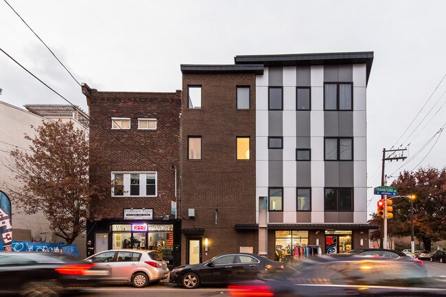 2050 Frankford Ave in Philadelphia, PA - Foto de edificio