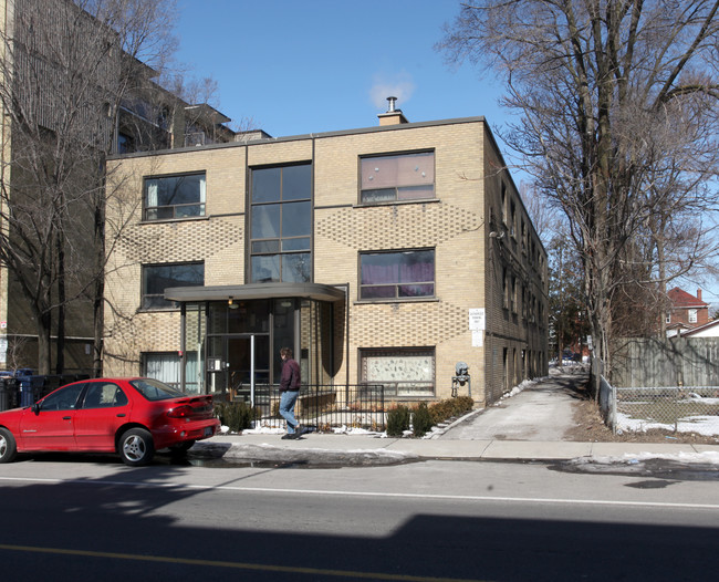 140 Cosburn Ave in Toronto, ON - Building Photo - Building Photo