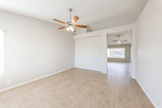 7767 W Flynn Ln in Glendale, AZ - Foto de edificio - Building Photo