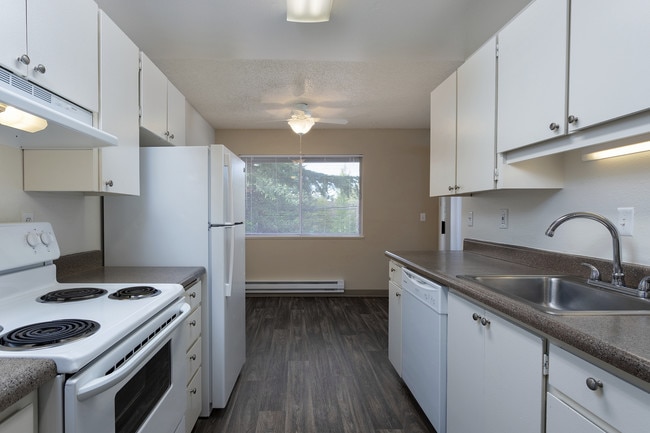 Royal Pines Apartments in Beaverton, OR - Foto de edificio - Building Photo