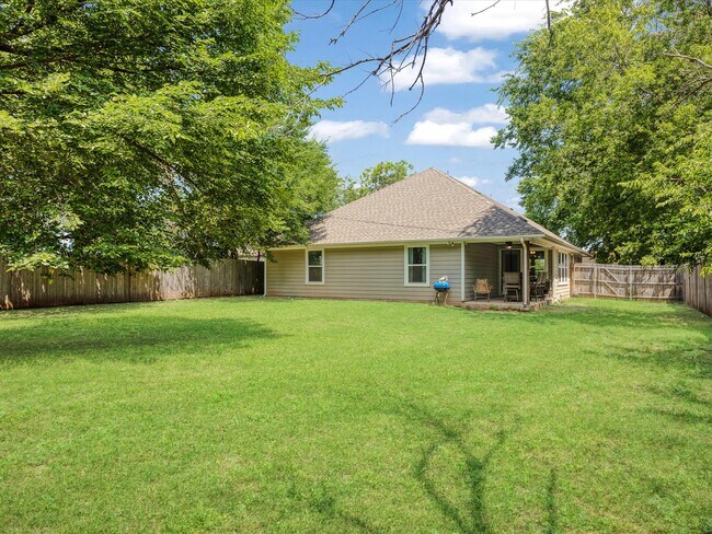 9221 White Settlement Rd in Fort Worth, TX - Foto de edificio - Building Photo