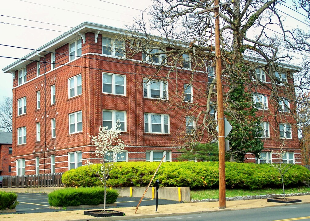 Clayton Square Apartments in Clayton, MO - Building Photo