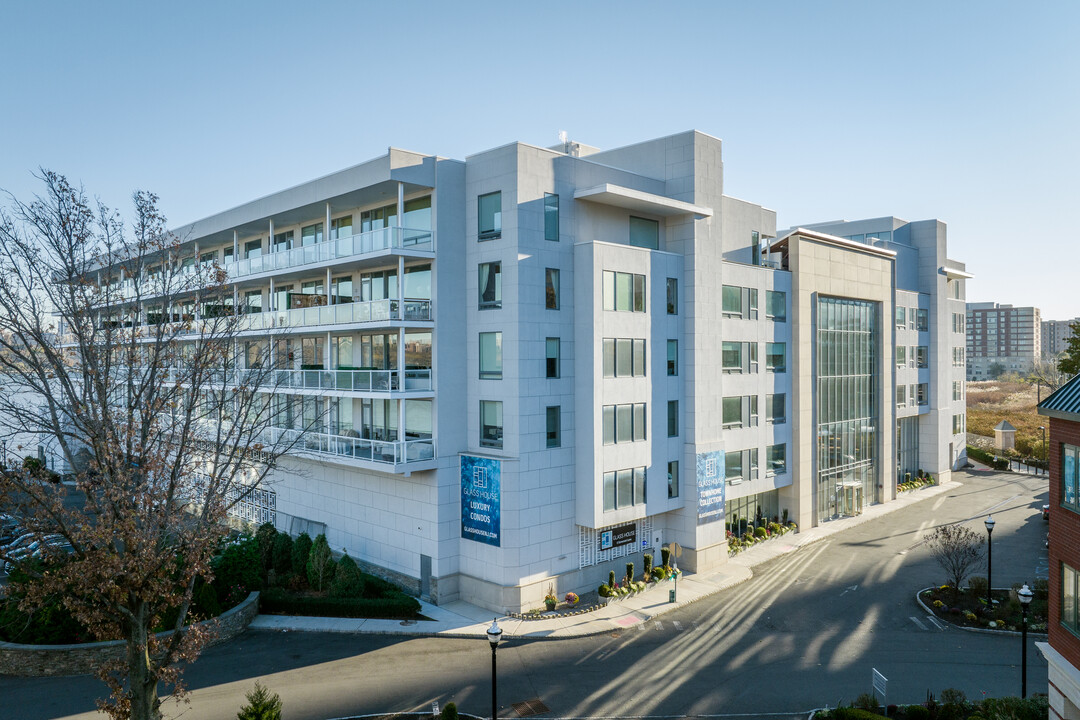 Glass House in Edgewater, NJ - Building Photo