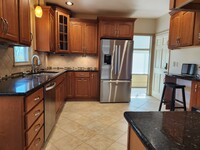 43 Sterling Rd, Unit Luxury upstairs apartment in Waltham, MA - Foto de edificio - Building Photo