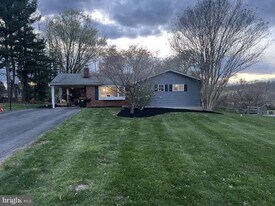 6122 Rolling View Dr in Sykesville, MD - Building Photo
