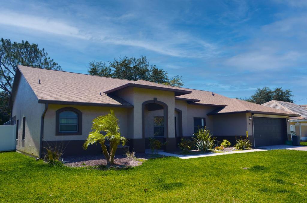 16 Westminster Dr in Palm Coast, FL - Building Photo