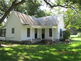 131 N 2nd St in Walnut Springs, TX - Building Photo