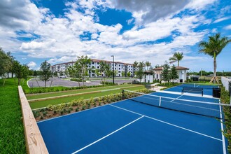 The Residences at Monterra Commons 55+ in Cooper City, FL - Foto de edificio - Building Photo