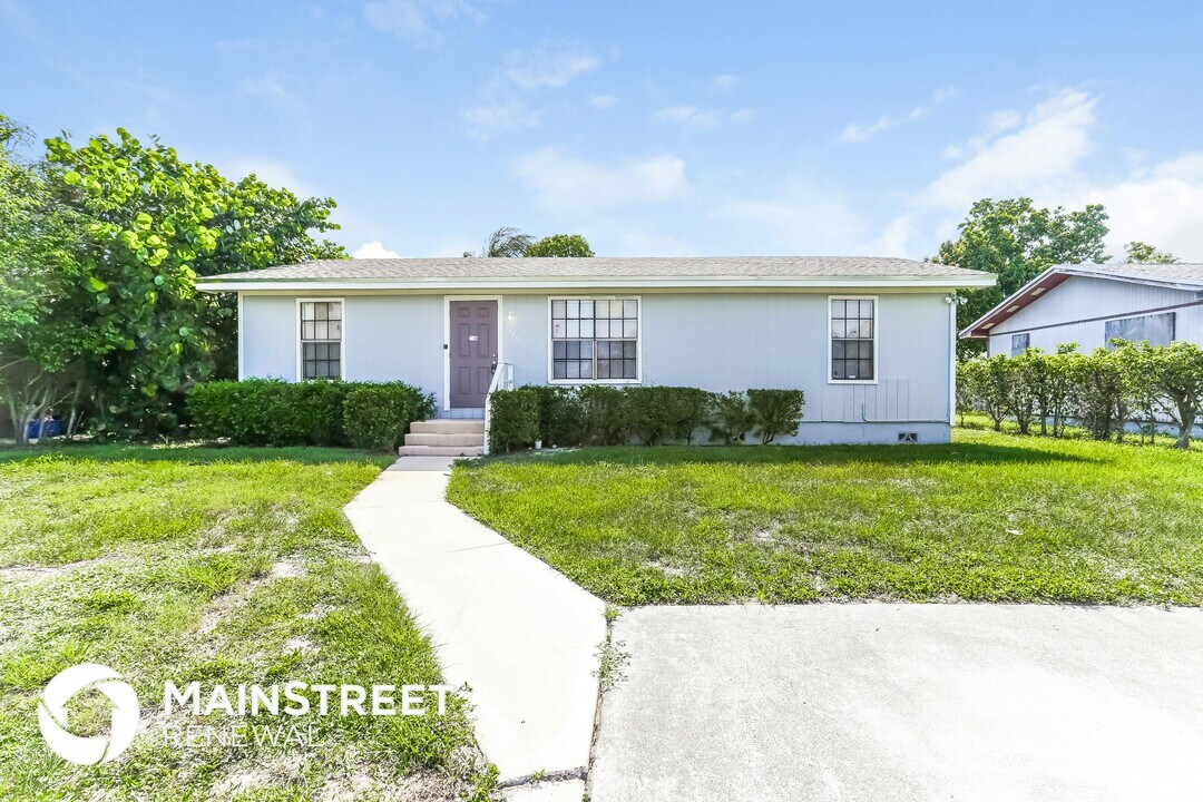 7303 Thatcher Ave in Lantana, FL - Building Photo