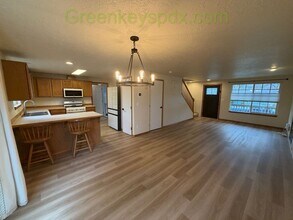 9553 N Syracuse St in Portland, OR - Building Photo - Building Photo