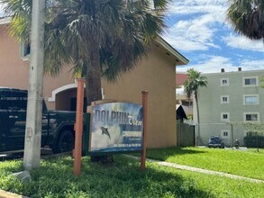 7965 NW 8th St, Unit 6 in Miami, FL - Building Photo - Building Photo
