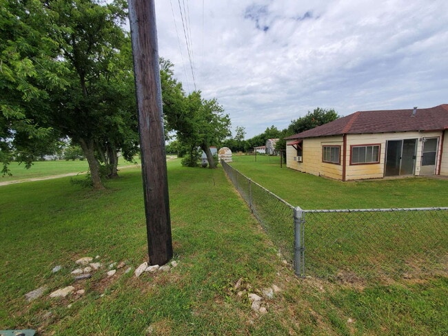 104 S Crook in Cresson, TX - Building Photo - Building Photo