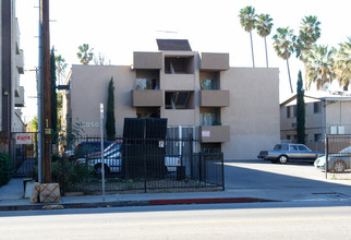 15050 Vanowen St in Van Nuys, CA - Building Photo - Building Photo