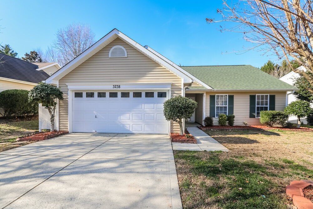3238 Longspur Dr in Matthews, NC - Building Photo