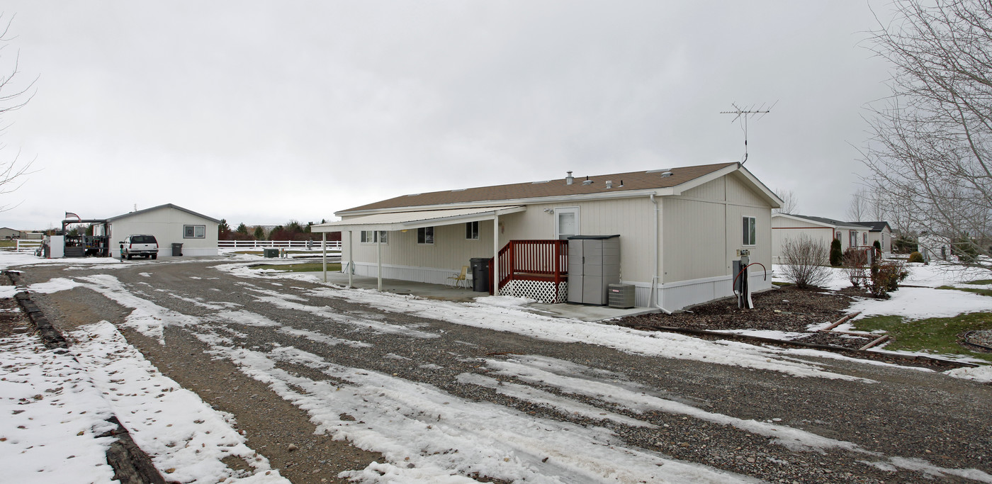 1750 Riverside Cir in Gooding, ID - Building Photo