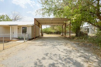 221 Porter Dr in Azle, TX - Building Photo - Building Photo