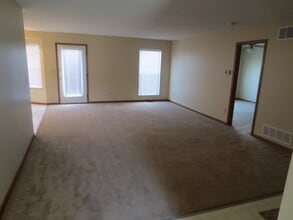 1960 Queens Meadow Ln in Grove City, OH - Building Photo - Building Photo